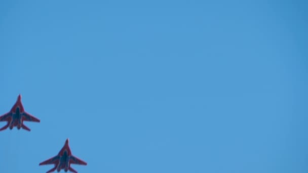 Equipe d'avions militaires Mig 29 volant dans le ciel bleu, faisant des cascades au ralenti — Video