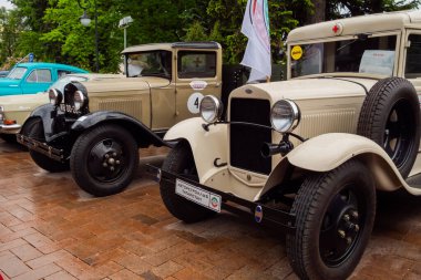 Sovyet askeri ambulansı GAZ-55 ve GAZ-AA Klasik Sovyet Araba Sergisi 'nde