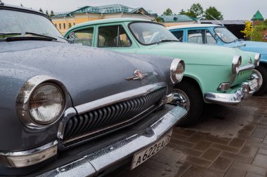 Gri ve yeşil GAZ M21 Volga Klasik Sovyet Araba Sergisi 'nde