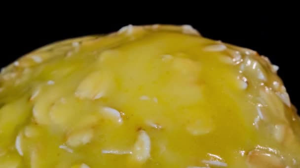 タイムラプス-オーブンで金属板上のカリカリオートミールクッキーを調理:閉じる — ストック動画