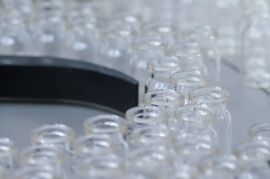 Boş tıbbi enjeksiyon şişeleriyle taşıma bandı - üretim hattı