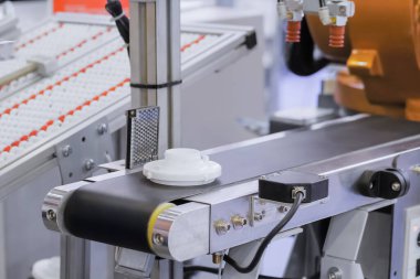 Modern robot fuarında taşıma bandındaki beyaz plastik detay