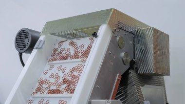 Plastik detaylar sergi ve fabrikada taşıma bandında taşınıyor.