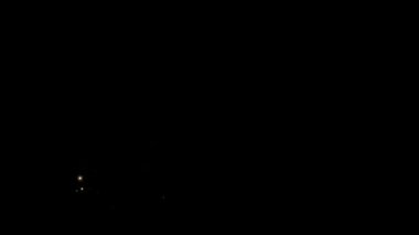 Gece karanlık gökyüzünde renkli parlak havai fişekler - tatil konsepti - yavaş çekim
