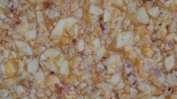 Granola sesame hazelnut bar - Gozinaki на поворотній поверхні - близько — стокове відео