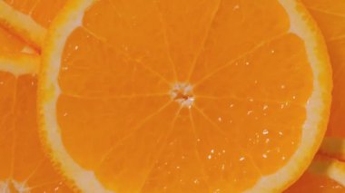 Dönen yüzeyde renkli turuncu turunçgil dilimleri - yakın plan, üst görünüm