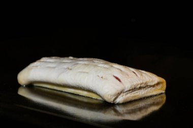 Elektrikli fırında kırmızı çilek reçelli pişmemiş çörek: