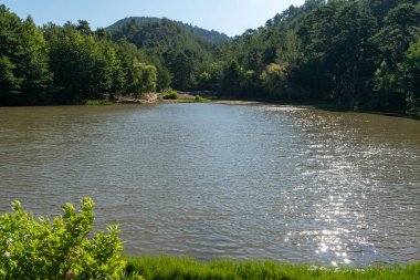 Şelale yakınlarındaki Maries Gölü, Thassos, Yunanistan