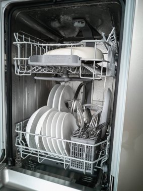 Temiz bulaşıklı bulaşıkçı. Temizlik ve temizlik kavramı. Dikey fotoğraf.