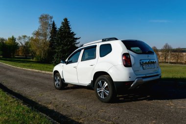 Minsk, Belarus-Ekim 2021: Beyaz Renault Duster eski bir yolda. 4x4, SUV. Sonbahar manzarası. Yatay fotoğraf.