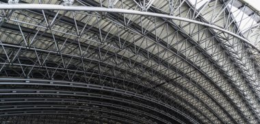 Şehir geometrisi. Metal yapılardan amfi tiyatronun çatı katı. Yatay fotoğraf.