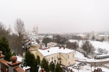 Vitebsk, Belarus - Şubat 2022: Kentsel kış manzarası. Tolstoy Caddesi ve Vitba Nehri. Yatay fotoğraf.