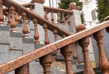 Şehir mimarisi. Mermer ve granitten yapılmış merdiven. Mimari elementlerin geometrisi. Dikey fotoğraf.