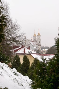 Vitebsk, Belarus - Şubat 2022: Kentsel kış manzarası. Diriliş Kilisesi Dikey fotoğraf.