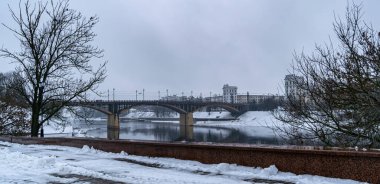 Vitebsk, Belarus - Şubat 2022: Kirovsky Köprüsü manzaralı Batı Dvina Nehri Embankment. Yatay fotoğraf.