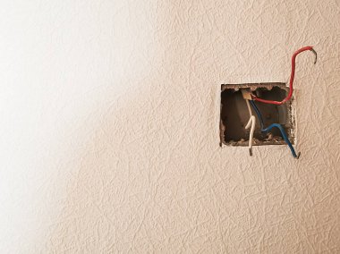 Elektrik kablosu tamiri konsepti. Kablolu elektrik prizi. Yatay fotoğraf.