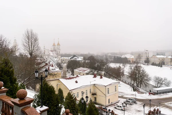 Vitebsk, Belarus - Şubat 2022: Kentsel kış manzarası. Tolstoy Caddesi ve Vitba Nehri. Yatay fotoğraf.