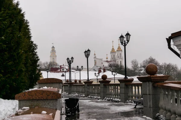 Vitebsk, Belarus - Şubat 2022: Kentsel kış manzarası. Diriliş Kilisesi ve Belediye Binası manzarası. Yatay fotoğraf.