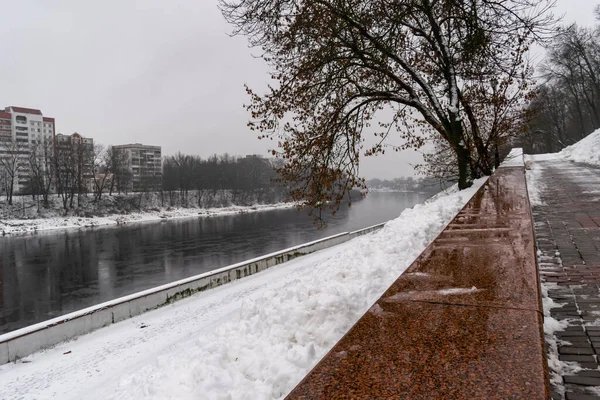 Vitebsk, Belarus - Şubat 2022: Batı Dvina Nehri Embankment. Yatay fotoğraf.