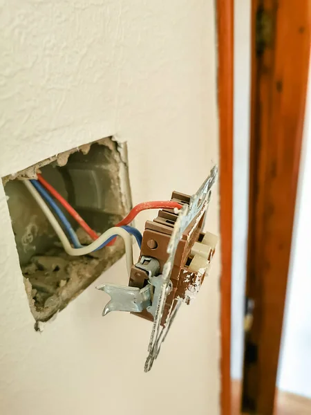 Steckdose Mit Kabel Elektrische Verkabelung Reparaturkonzept Vertikales Foto — Stockfoto