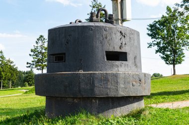 Askeri binalar. Makineli tüfek zırh kapağı. Ateş etmek için zırhlı atış noktası. Dikey fotoğraf.