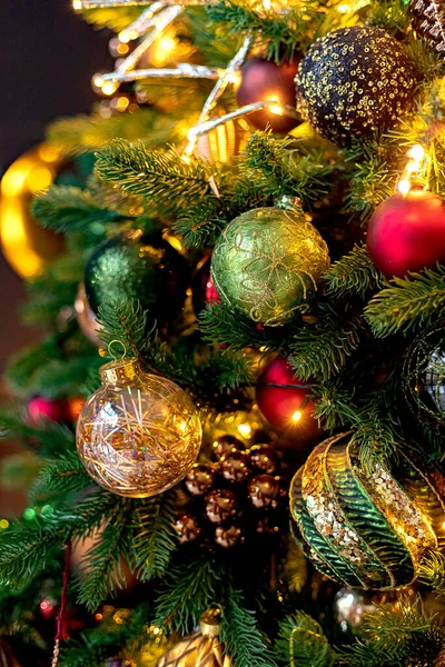 Fond abstrait de l'Avent - Décoration d'arbre de Noël avec ornement et lumières déconcentrées. — Photo