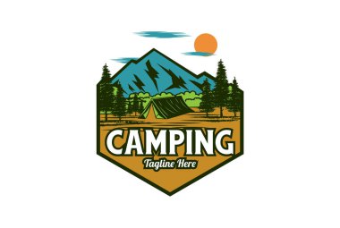 Dağ Çamı Ağaçları Ormanı Gömlekler için Yaz Kampı Amblemi Etiketler Logosu ve Etiketler Tasarım Vektörü
