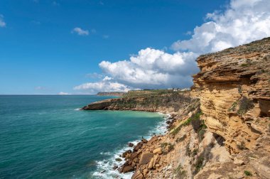 Portekiz 'deki Algarve' de Luz yakınlarındaki kayalık sahil manzarası