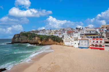 Portekiz 'in Algarve şehrinde sahil ve kayalık sahilleri olan Carvoeiro şehri.
