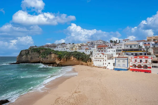 Krajobraz Carvoeiro Algarve Portugalii Plażą Skalistym Wybrzeżem — Zdjęcie stockowe