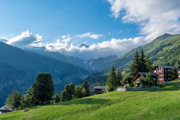 偉大なWannenhornとRisihornとベルヴァルトビューのローカルビュー ベルヴァルト Bellwald スイスのヴァレー アルプスの村 — ストック写真