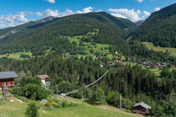 ベルヴァルトのラマシュルヒト川とムールバッハの村にかかる吊り橋 ゴムズ橋 ベルヴァルト Bellwald スイスのヴァレー アルプスの村 — ストック写真