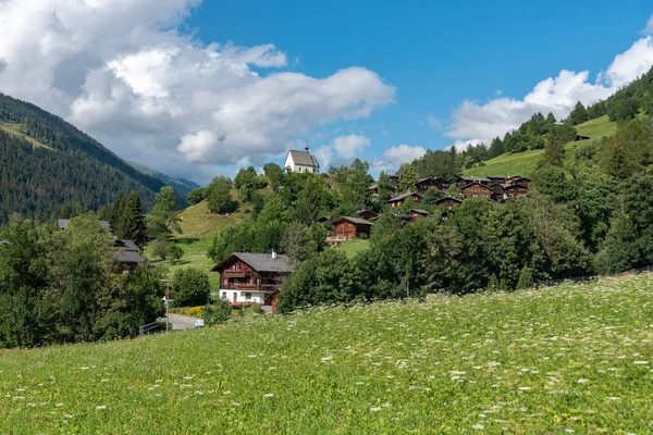 聖なる家族の礼拝堂とMuhlebachの村の景色 Muhlebachはスイスのヴァレー アルプスの村です — ストック写真