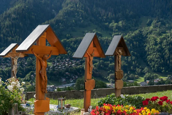 Cemitério Ernen Com Cruzes Madeira Ernen Uma Vila Suíça Localizada — Fotografia de Stock