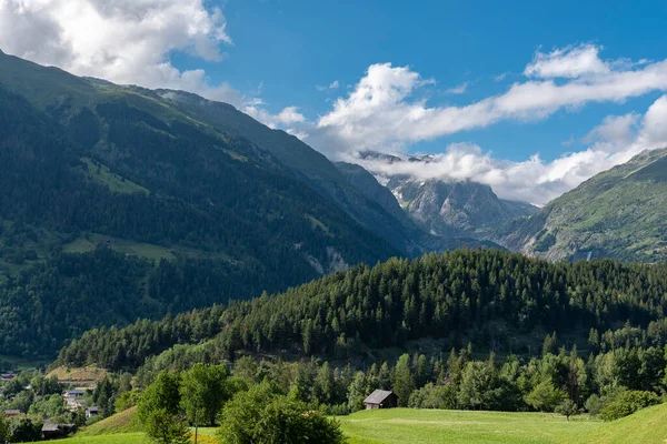 背景にWannenhornグループの山々とErnen近くの風景 アーネンはスイスのヴァレー アルプスの村です — ストック写真