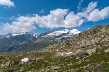 Bettmeralp yakınlarındaki Bettmerhorn 'daki manzara, arka plandaki Fusshoerner ve Rotstock dağları. Bettmeralp İsviçre 'nin Valais kantonunda Aletsch Buzulu yakınlarında bir köydür..