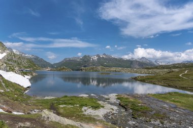 İsviçre 'nin Valais kentindeki Oberwald yakınlarındaki Grimsel Geçidi' nde Totensee Gölü ile manzara