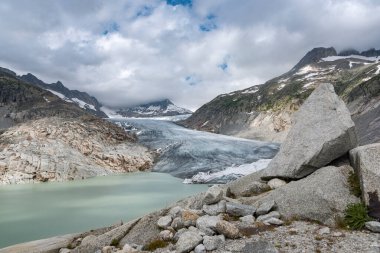 Rhone buzulu ve İsviçre 'deki Valais Vadisi' nde Oberwald yakınlarındaki Rhone Nehri 'nin kaynağı olan dağ manzarası.