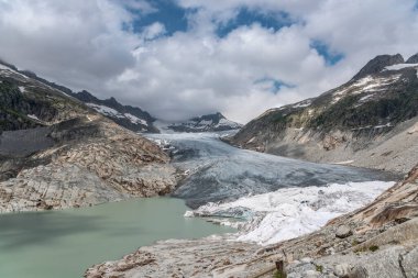 Rhone buzulu ve İsviçre 'deki Valais Vadisi' nde Oberwald yakınlarındaki Rhone Nehri 'nin kaynağı olan dağ manzarası.