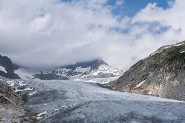 İsviçre 'deki Valais Vadisi' nde Oberwald yakınlarındaki Rhone buzullu dağ manzarası