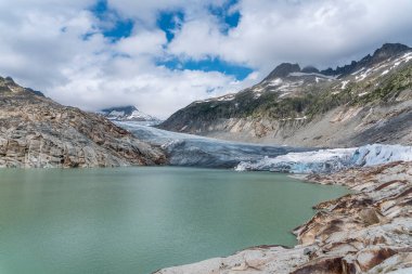 Rhone buzulu ve İsviçre 'deki Valais Vadisi' nde Oberwald yakınlarındaki Rhone Nehri 'nin kaynağı olan dağ manzarası.
