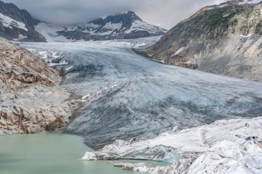 Rhone buzulu ve İsviçre 'deki Valais Vadisi' nde Oberwald yakınlarındaki Rhone Nehri 'nin kaynağı olan dağ manzarası.