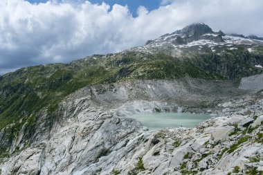 İsviçre 'deki Valais Vadisi' nde Oberwald yakınlarında Rhone 'un kaynağına sahip bir dağ manzarası.