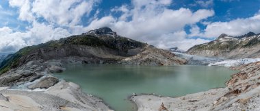 Rhone buzulu ve İsviçre 'deki Valais Vadisi' nde Oberwald yakınlarındaki Rhone Nehri 'nin kaynağı olan dağ manzarası.