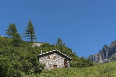 İsviçre, Valais 'teki Ulrichen yakınlarındaki Nufenen Geçidi' nin altındaki Ladstafel köyünün yakınındaki dağlık arazide dağ kulübesi.