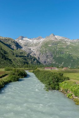 Gletsch köyünün yakınındaki Rhone Vadisi 'nin manzarası. Arka planda İsviçre 'nin Valais kentindeki Oberwald yakınlarında bulunan Rhone Buzulu kütlesi