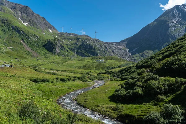Paisagem Alpina Longo Estrada Nufenenpass Com Uma Turbina Eólica Abaixo — Fotografia de Stock