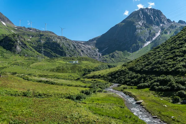 Alpská Krajina Podél Silnice Nufenenpass Větrnou Turbínou Pod Jezerem Griessee — Stock fotografie