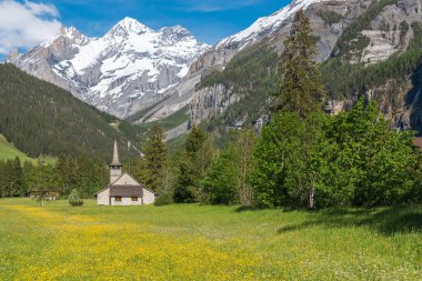 İsviçre 'nin Bernese Oberland' inde Kandersteg yakınlarında Bluemlisalp Dağı ile St. Marys Kilisesi
