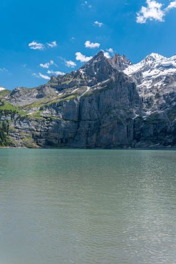 İsviçre 'nin Bernese Oberland bölgesindeki Kandersteg yakınlarında Bluemlisalp Dağı ile Oeschinensee Gölü manzarası